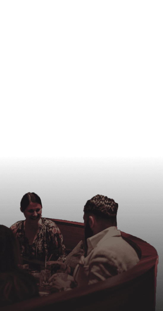 Invitados disfrutando una fiesta en salón - primer plano