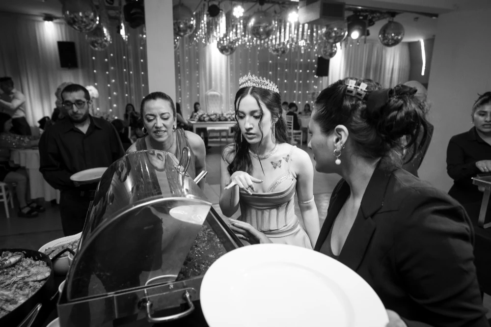 Montaje de mesa y gastronomía para fiesta