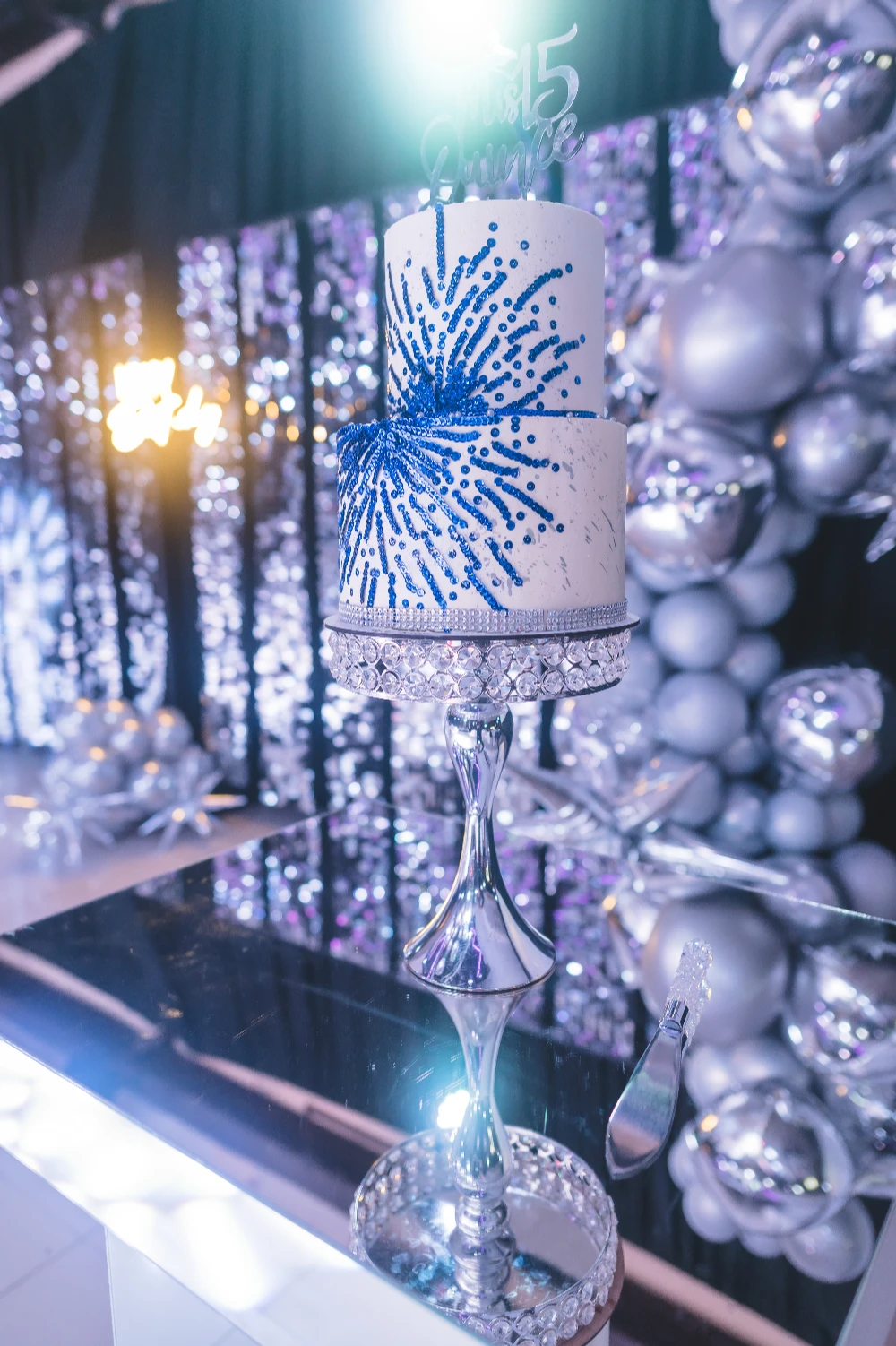 Invitados brindando en evento social